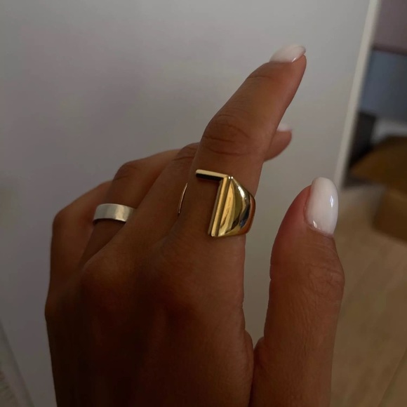 bold + classy initial ring - Picture 7 of 10